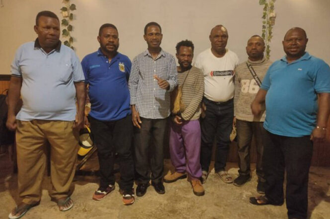 
Anggota DPRD Kabupaten Tambrauw dan juga beberapa Kepala kampung yang ada di Kabupaten Tambrauw sangat mendukung Harjito dipilih sebagai Plt Kepala BPKAD Papua Barat Daya, foto: Yanti/BalleoNEWS