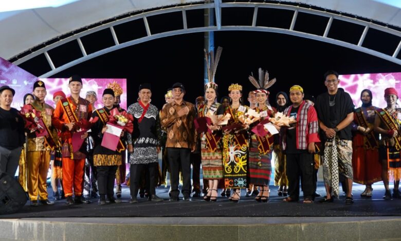 Kabid Kebudayaan Disdikbud Kukar, Puji Utomo bersama para Juri dan Peserta Duta Budaya 2025