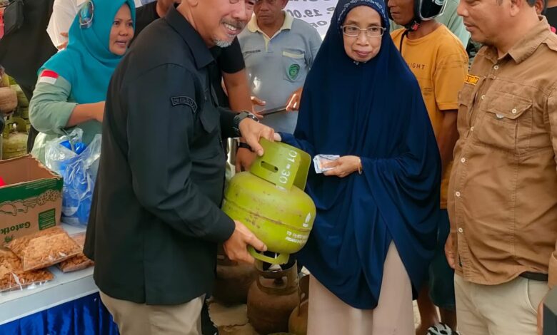 Pelaksana Tugas (PLT) Dinas Perindustrian dan Perdagangan (Disperindag) Kukar, Sayid Fathullah melaksanakan operasi Gerakan Pangan Murah (GPM).