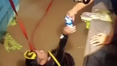 personel Disdamkarmatan berhasil menemukan ponsel warga yang terjatuh di sungai.