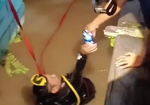 personel Disdamkarmatan berhasil menemukan ponsel warga yang terjatuh di sungai.