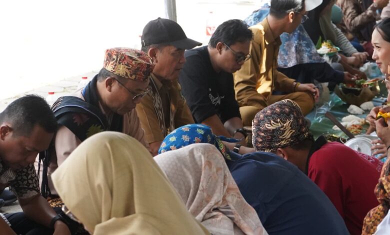 Kabid Kebudayaan Disdikbud Kukar, Puji Utomo saat menyantap makanan hasil dari Ibu-ibu yang memasak Nasi Bekepor.