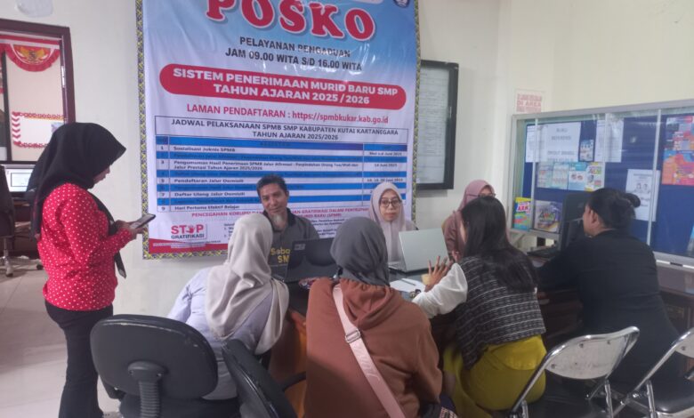 Posko pendaftaran SPMB di Disdikbud Kukar.