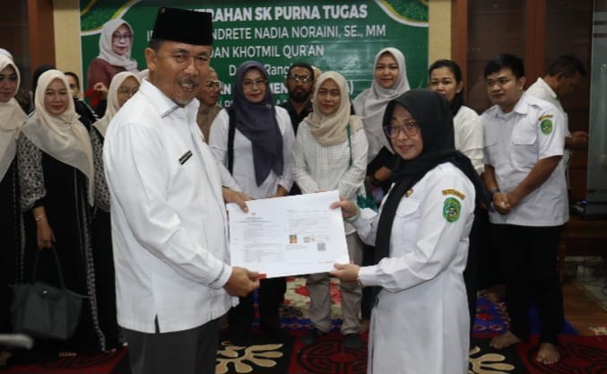 Penyerahan SK Purna Tugas Oleh Sekkab Kukar, Sunggono Kepada Kabag Perencanaan dan Keuangan Setkab Kukar, Adji Hendrete Nadia Noraini.