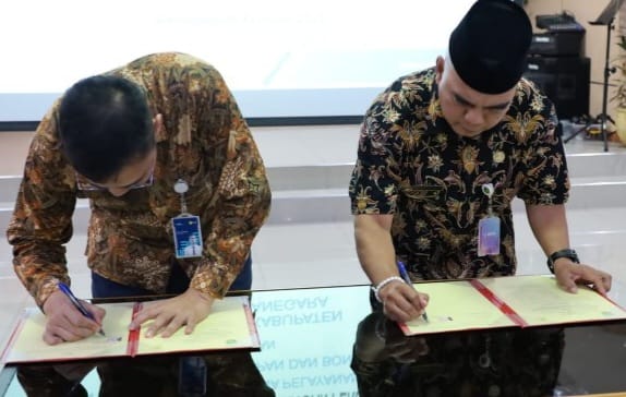penandatanganan perjanjian kerja sama antara kedua belah pihak di Kantor PLN UP3 Samarinda.