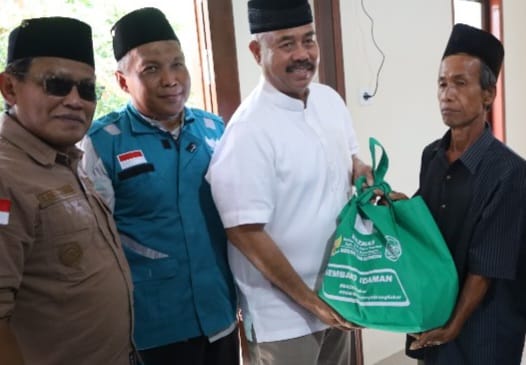 Penyerahan bantuan sembako kepada keluarga prasejahtera oleh Bupati Kukar, Edi Damansyah.
