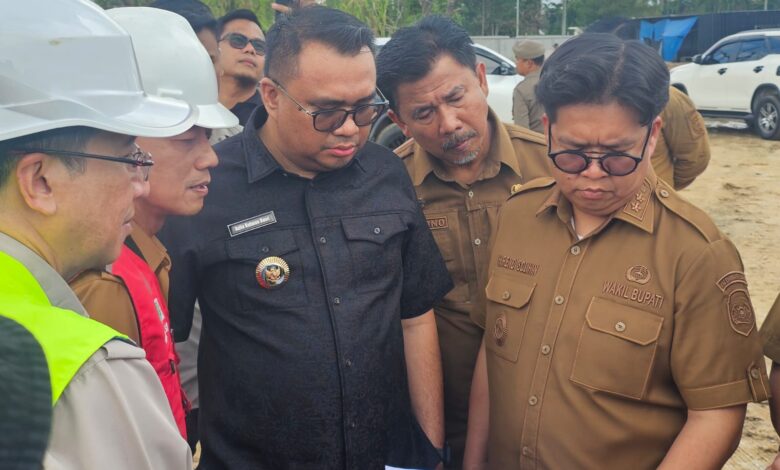 Bupati Kukar, Aulia Rahman Basri, dan Wakil Bupati Rendi Solihin melakukan peninjauan lokasi untuk pembangunan bioskop di Tenggarong.