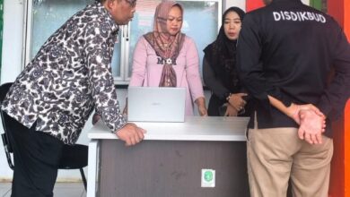 Kepala Disdikbud Kukar, Thauhid Afrilian Noor, tengah meninjau beberapa sekolah di Kukar terkait surat edaran.