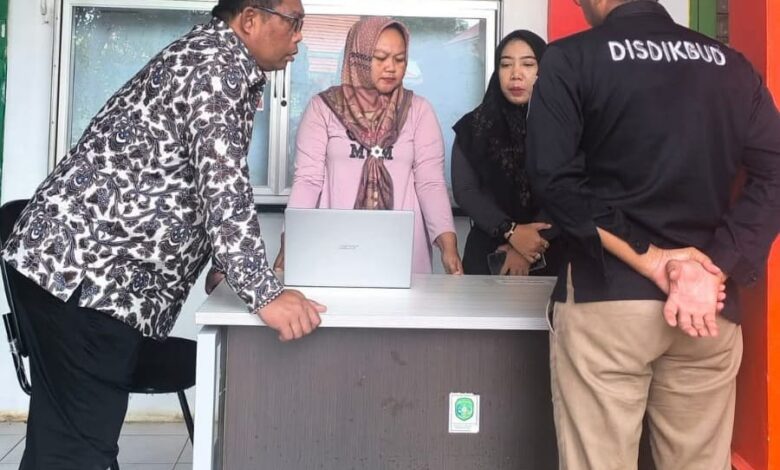 Kepala Disdikbud Kukar, Thauhid Afrilian Noor, tengah meninjau beberapa sekolah di Kukar terkait surat edaran.