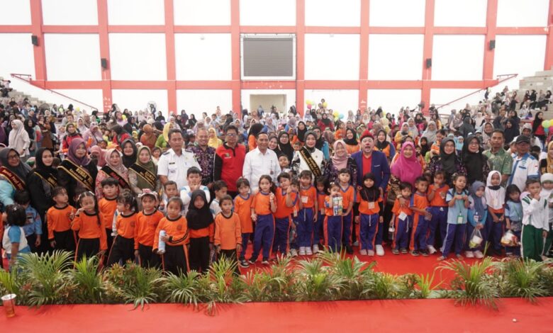 Foto Bersama Kabid PAUD dan PNFI, Asisten II, Bunda PAUD Kukar Dengan Anak-anak PAUD yang Hadir di Peringatan HAN 2025.
