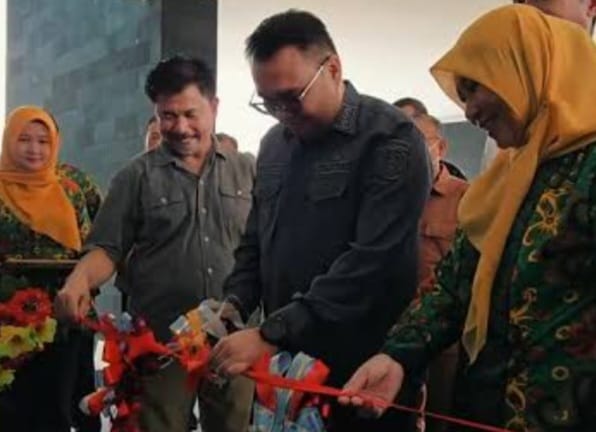 Bupati Kukar, Aulia Rahman Basri, meresmikan Gedung Cendrawasih Pelayanan Ibu dan Anak di RSUD Aji Muhammad Parikesit.
