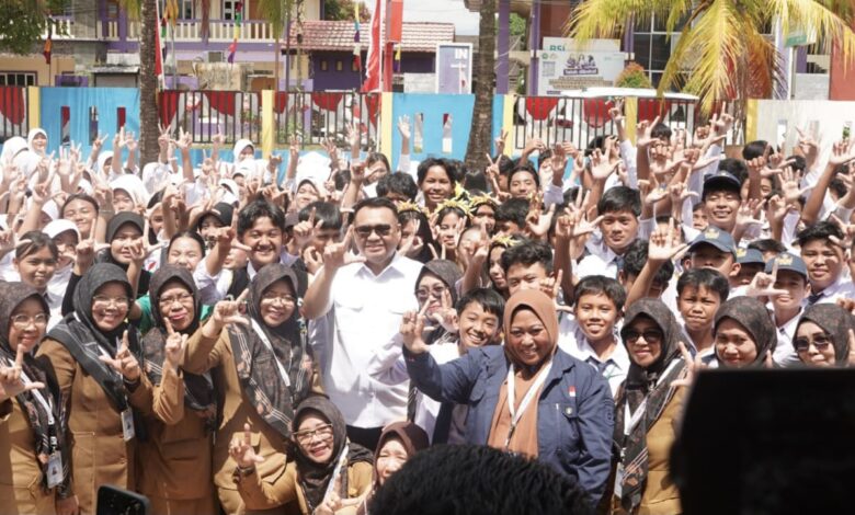 Para Murid SMP Negeri 3 Tenggarong Saat Menyambut Kedatangan Bupati Kukar.