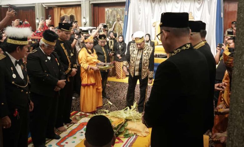 Prosesi Mendirikan Tiang Ayu tanda dimulainya Erau Adat Kutai