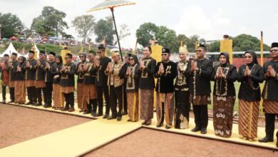 Sultan Kutai Kartanegara Ing Martadipura Adji Muhammad Arifin, Menpar RI Widiyanti Putri Wardhana beserta pejabat lainnya.