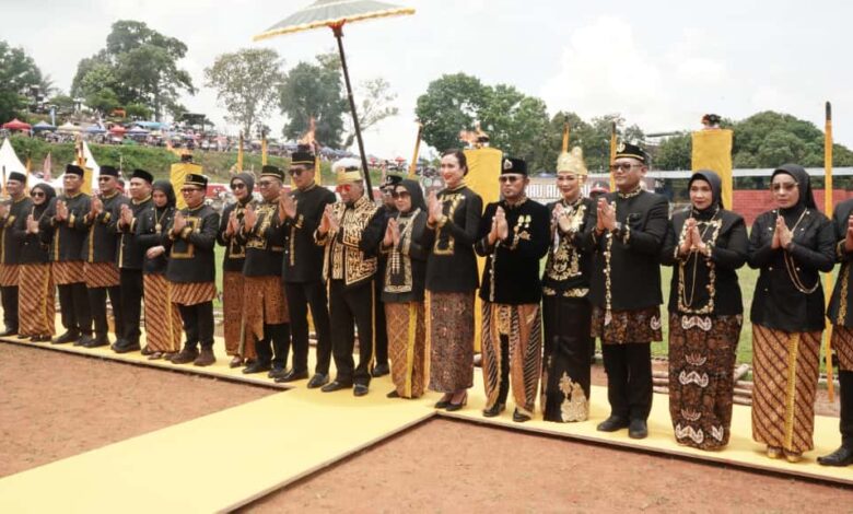 Sultan Kutai Kartanegara Ing Martadipura Adji Muhammad Arifin, Menpar RI Widiyanti Putri Wardhana beserta pejabat lainnya.