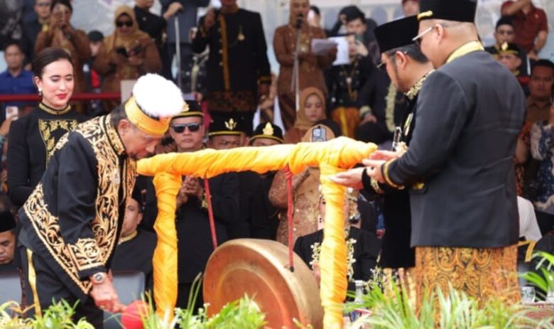pemukulan gong oleh Sultan Adji Muhammad Arifin