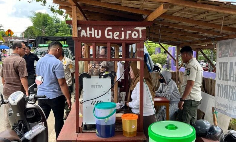 Penertiban PKL liar di ruas jalan Tenggarong. (Istimewa)