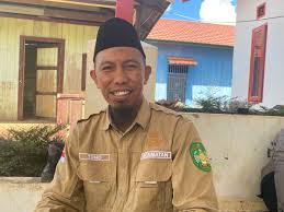 Plt Camat Kembang Janggut, Suhartono. (Istimewa)