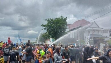 Suasana belimbur di depan Museum Mulawarman Tenggarong. (Istimewa)