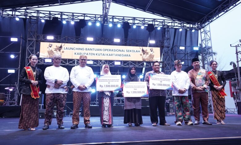Bupati dan Wakil Bupati Resmi Melaunching Bantuan Seragam dan Perlengkapan Sekolah Gratis