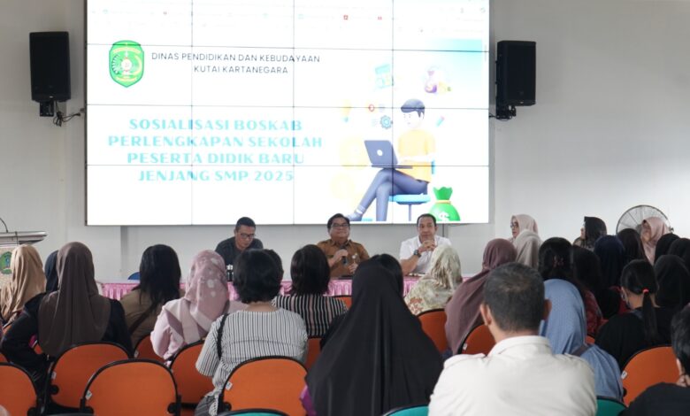 Kegiatan sosialisasi bantuan seragam sekolah pihak SMP Negeri 1 bersama dengan para orang tua murid